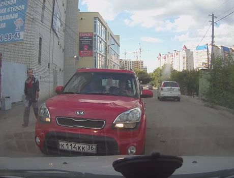 В Воронеже автоледи разбила стекло другому водителю