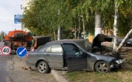 На ул. Ленина «Мерседес» наехал на шпалы и врезался в дерево