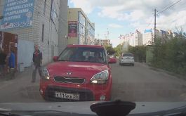 В Воронеже автоледи разбила стекло другому водителю