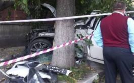 На Каменном мосту три девушки на БМВ врезались в деревья