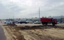В Воронеже ремонт дороги вынудил автосалон поставить под экскаваторы новые машины