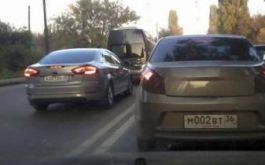 В Воронеже автохам с номерами ААА был пойман на езде по «встречке»