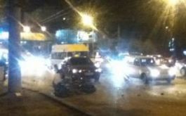 В Воронеже у автовокзала мотоциклист врезался в «семёрку»